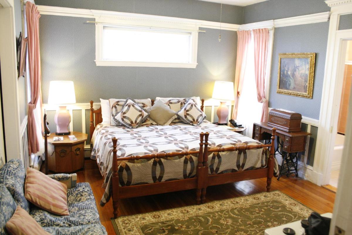 The Coolidge Corner Guest House: A Brookline Bed and Breakfast - Housity
