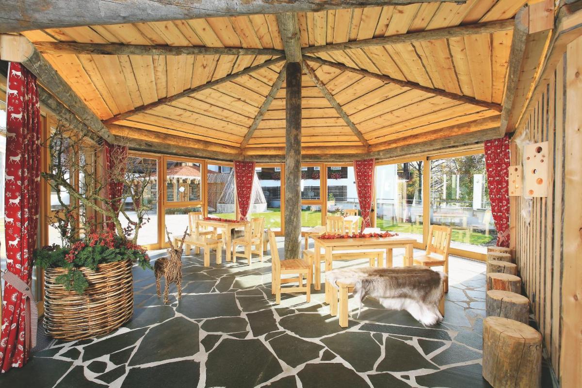 Ein Restaurant oder anderes Speiselokal in der Unterkunft Alpenhof Murnau