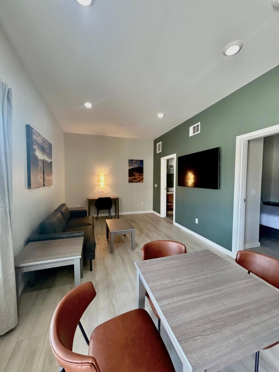 The Palisades Lodge of Big Pine - Housity