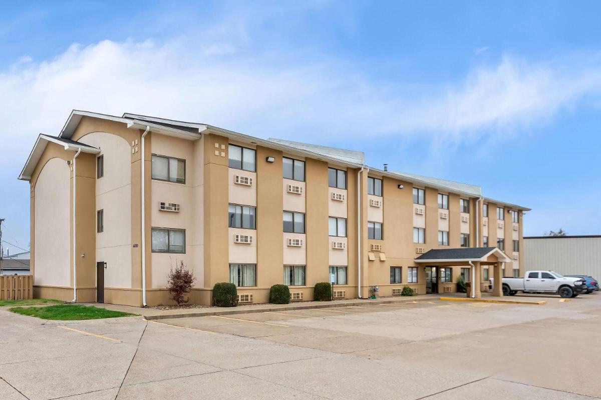 Super 8 by Wyndham Evansville East - Housity