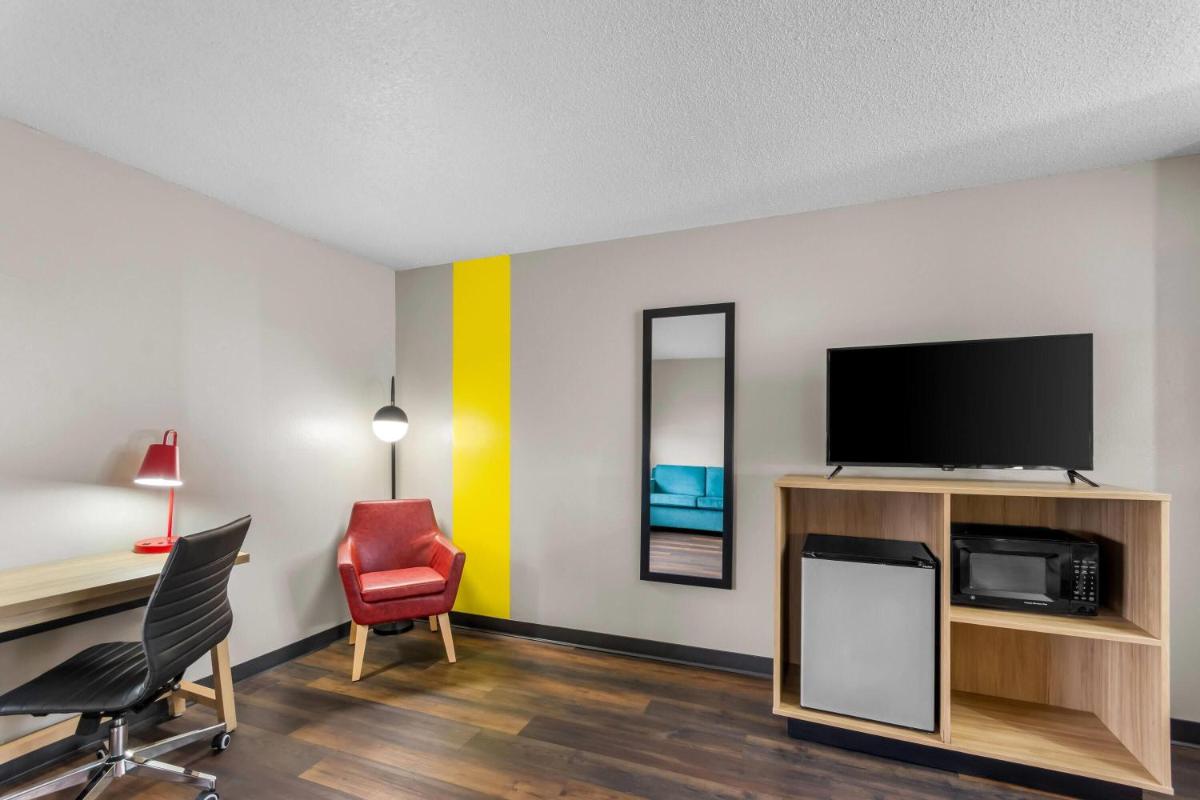 Super 8 by Wyndham Evansville East - Housity