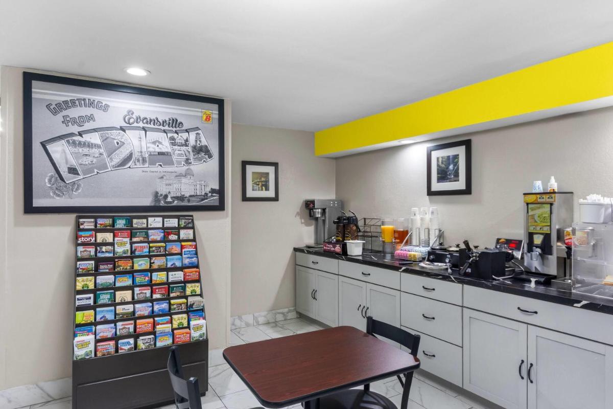 Super 8 by Wyndham Evansville East - Housity