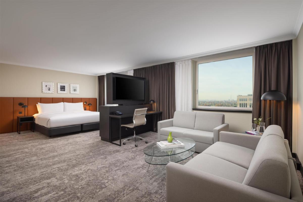 Ein Bett oder Betten in einem Zimmer der Unterkunft Hilton Düsseldorf