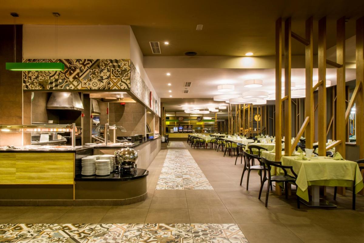 Un restaurante o sitio para comer en Hotel Beatriz Playa & Spa
