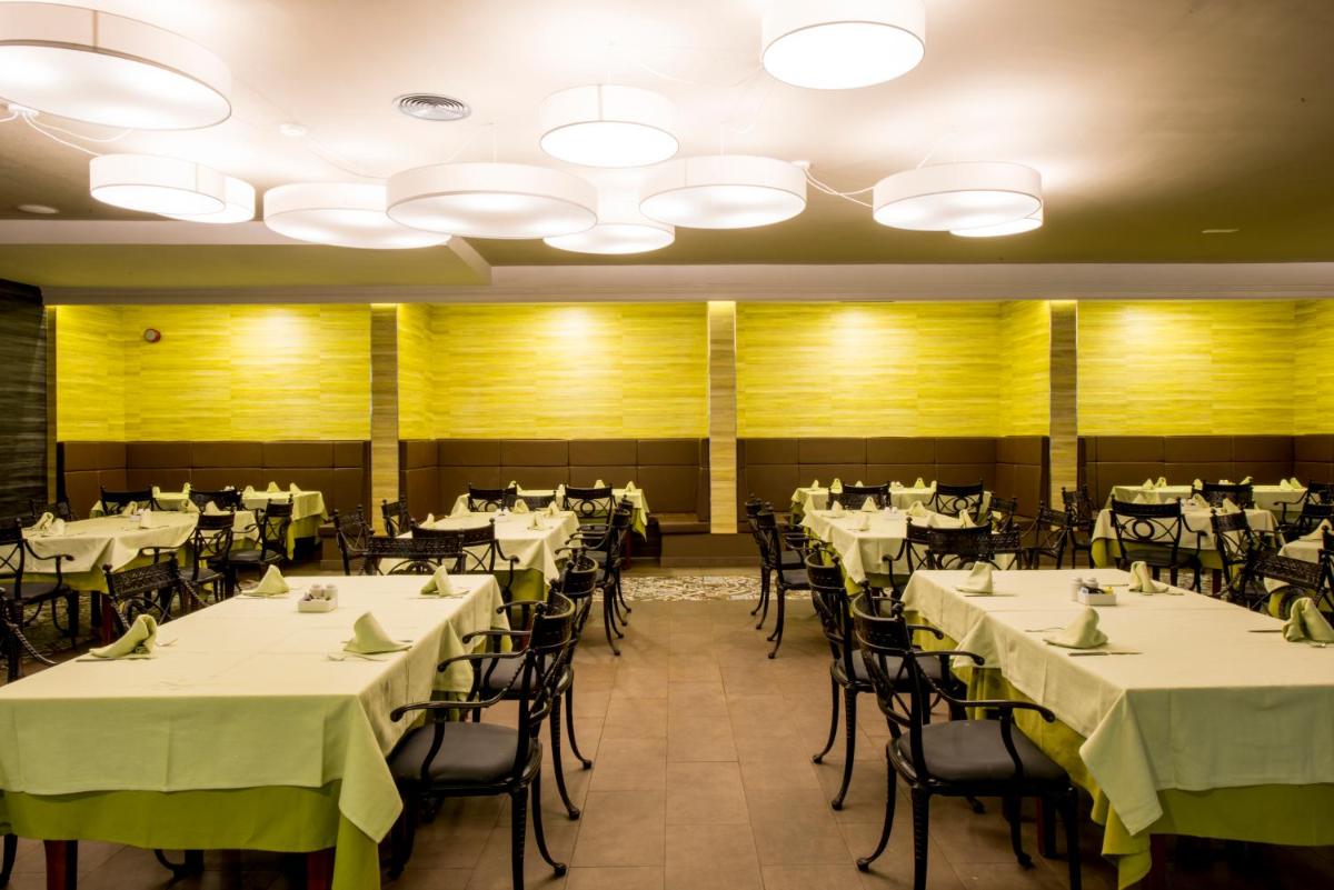 Un restaurante o sitio para comer en Hotel Beatriz Playa & Spa