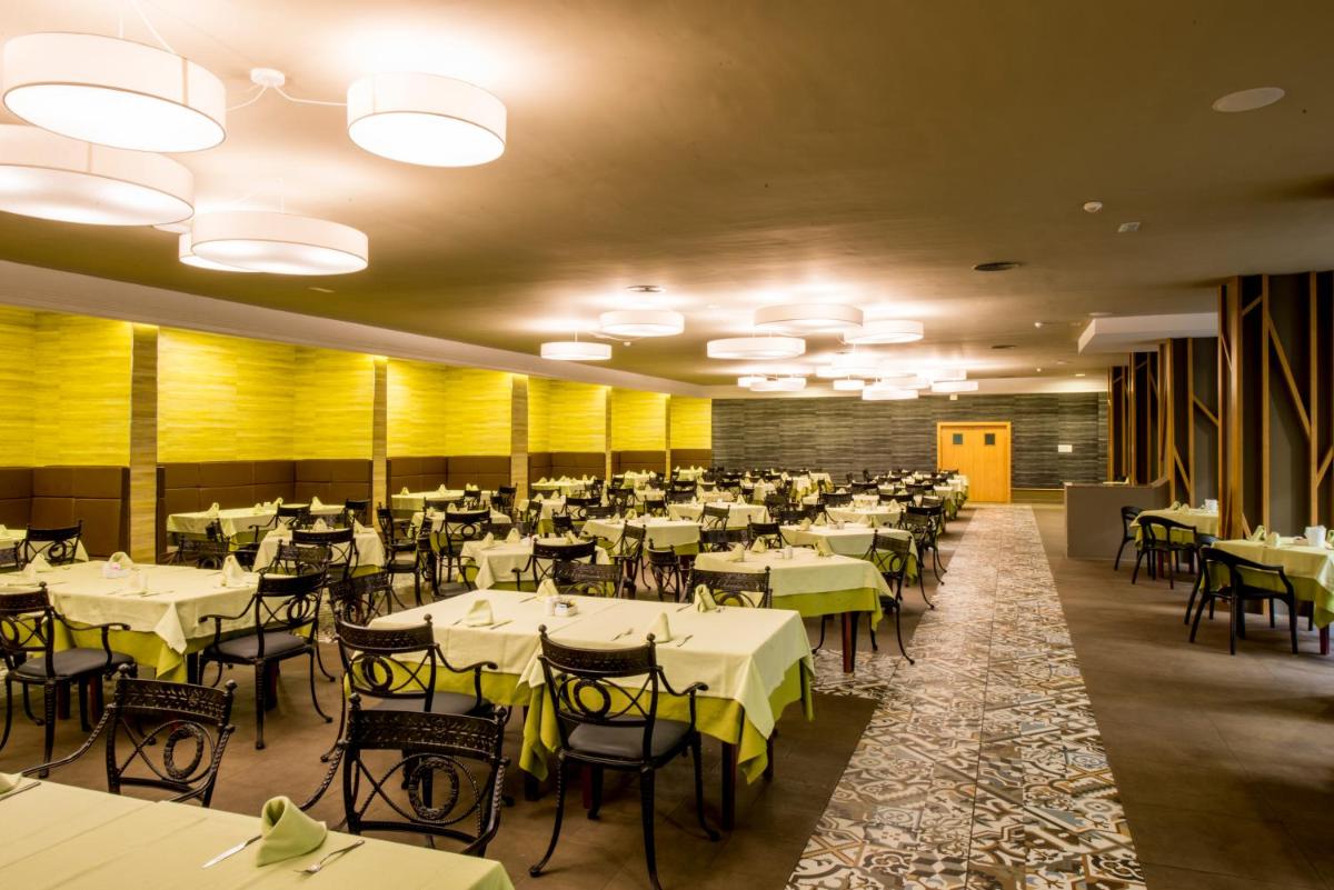 Un restaurante o sitio para comer en Hotel Beatriz Playa & Spa