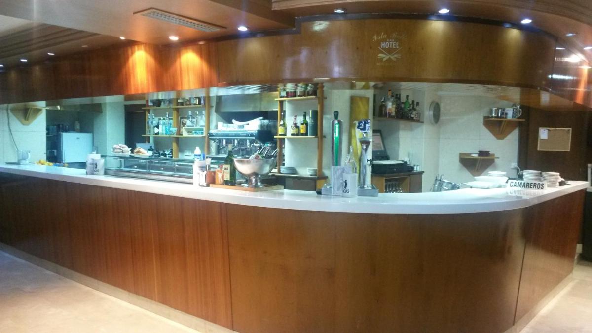El salón o zona de bar de Hotel Isla Bella & Spa