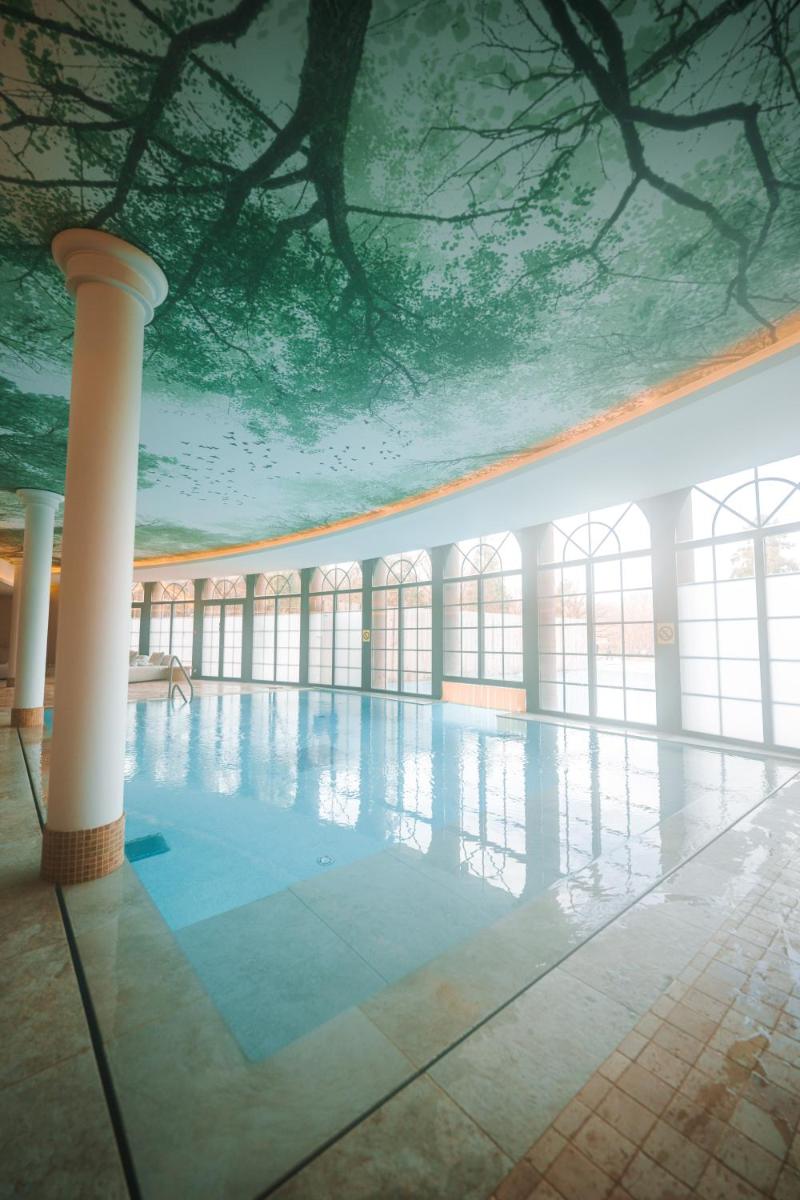 Piscine de l'établissement Les Violettes Hotel & Spa ou située à proximité