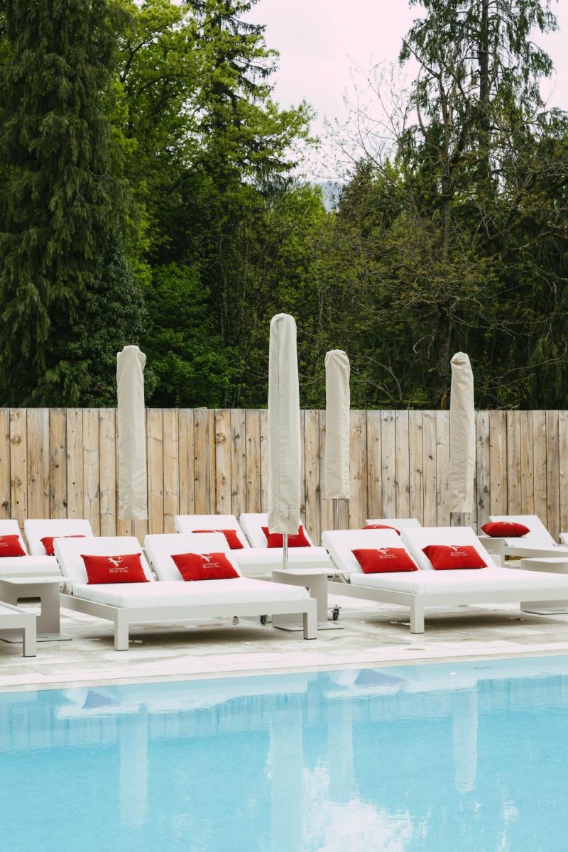 Piscine de l'établissement Les Violettes Hotel & Spa ou située à proximité