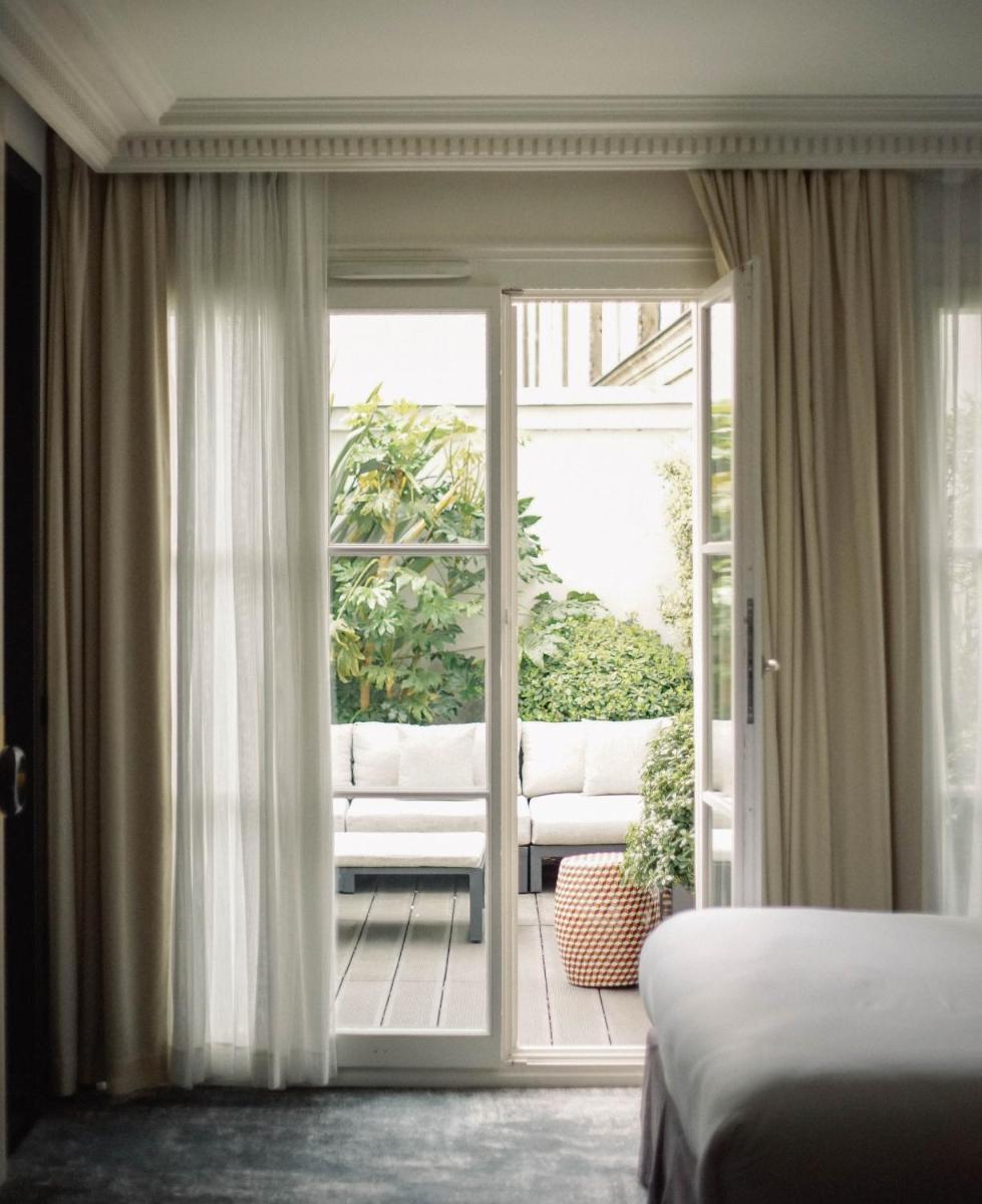 Un ou plusieurs lits dans un hébergement de l'établissement Hotel Les Bains Paris