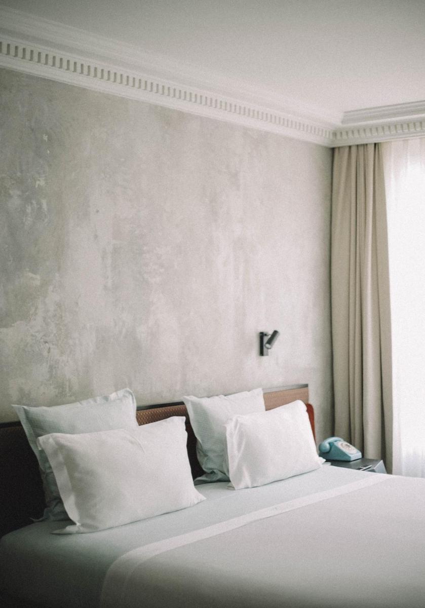 Un ou plusieurs lits dans un hébergement de l'établissement Hotel Les Bains Paris