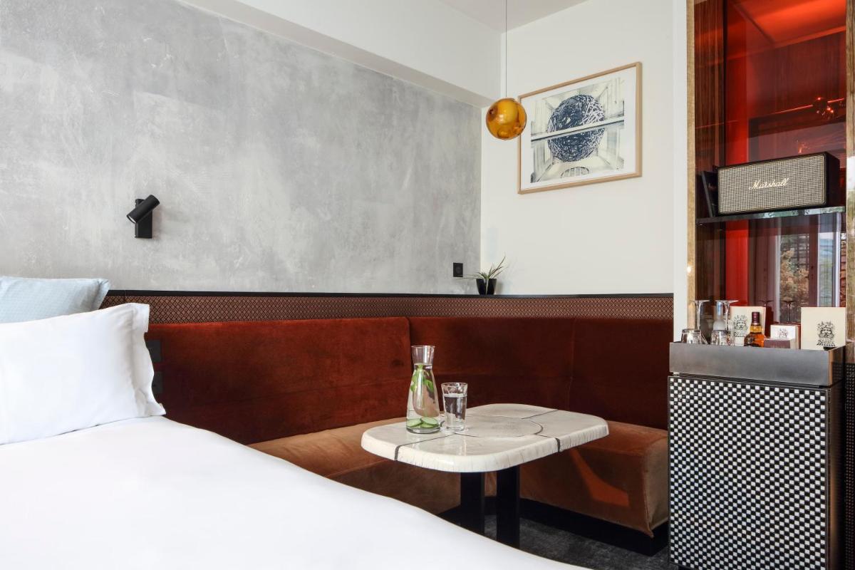 Un ou plusieurs lits dans un hébergement de l'établissement Hotel Les Bains Paris