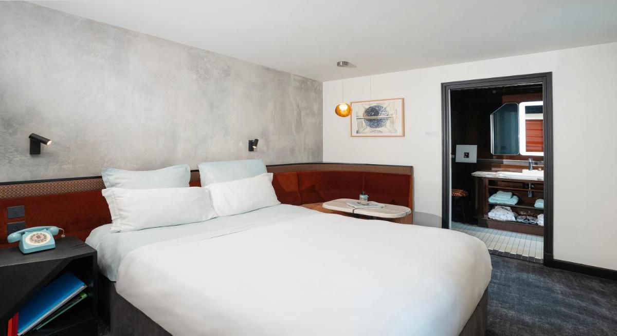 Un ou plusieurs lits dans un hébergement de l'établissement Hotel Les Bains Paris