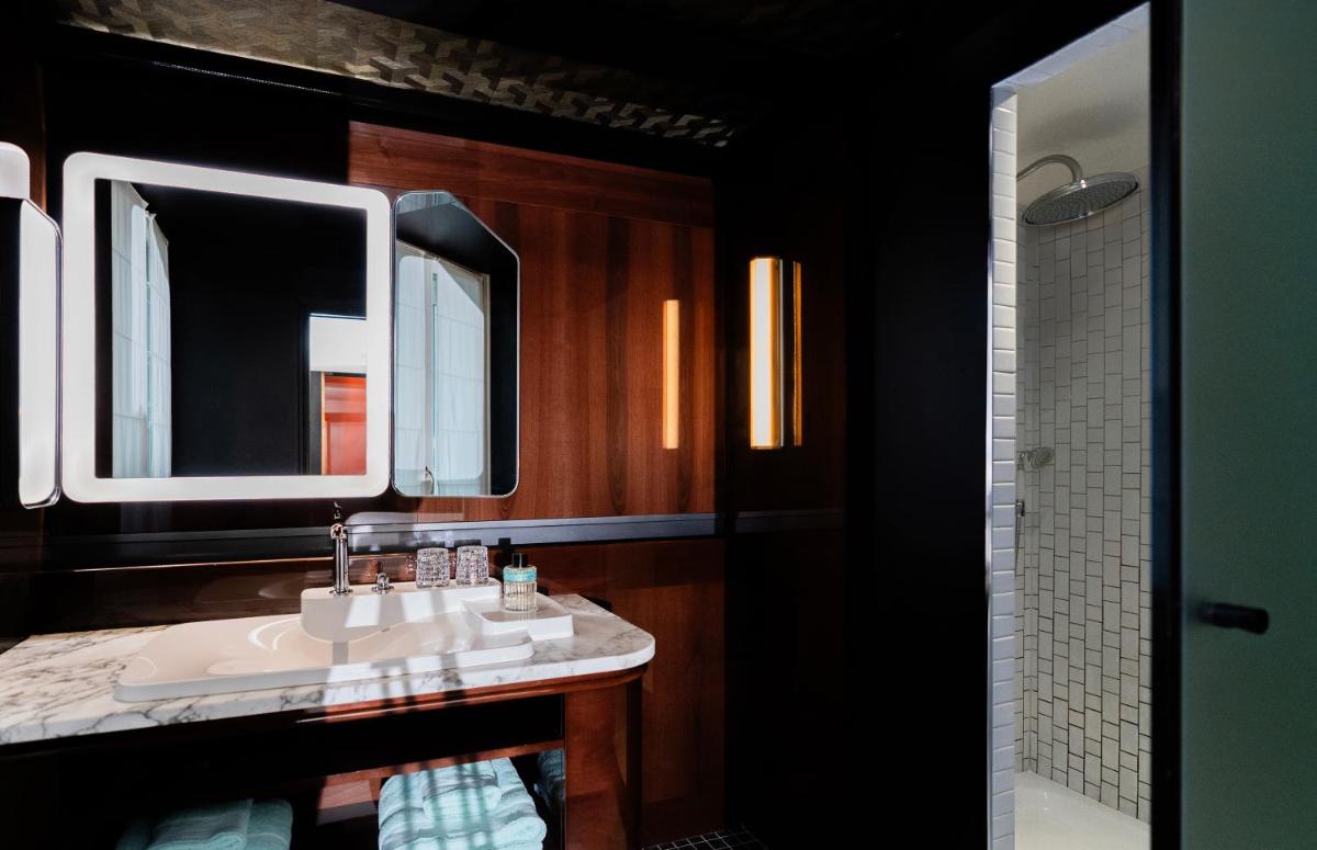 Salle de bains dans l'établissement Hotel Les Bains Paris