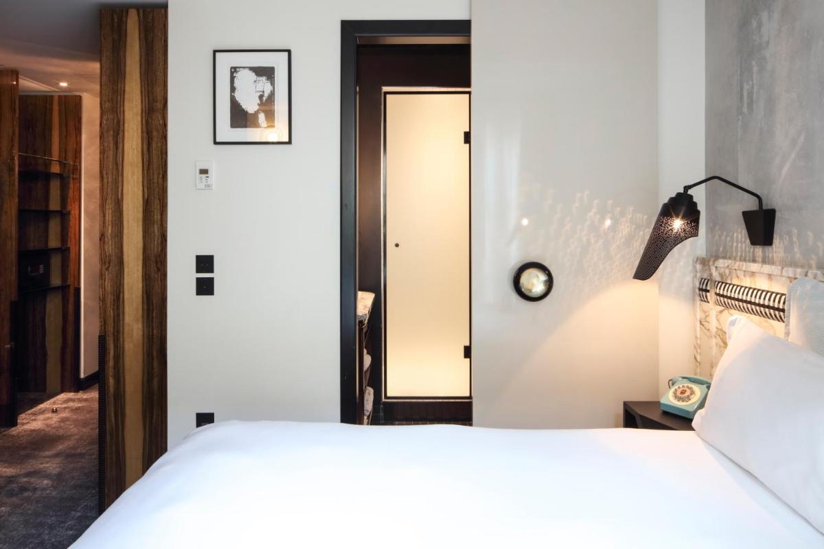 Un ou plusieurs lits dans un hébergement de l'établissement Hotel Les Bains Paris
