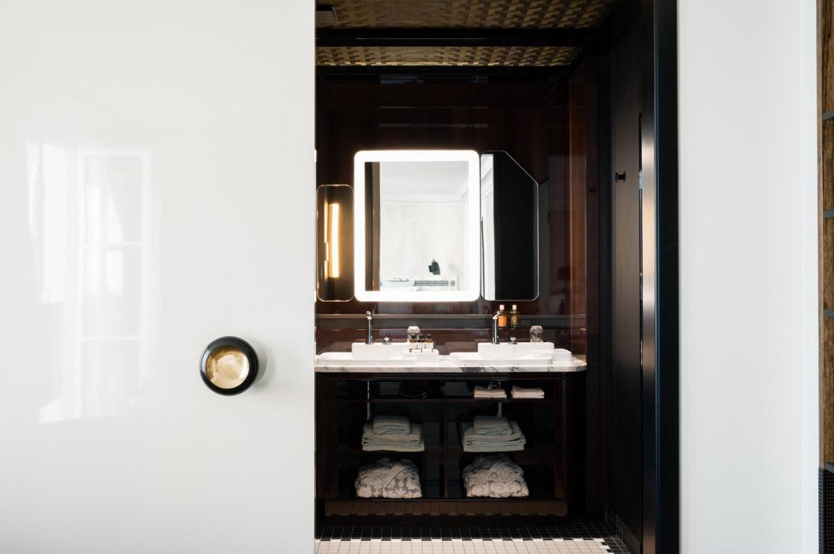 Salle de bains dans l'établissement Hotel Les Bains Paris
