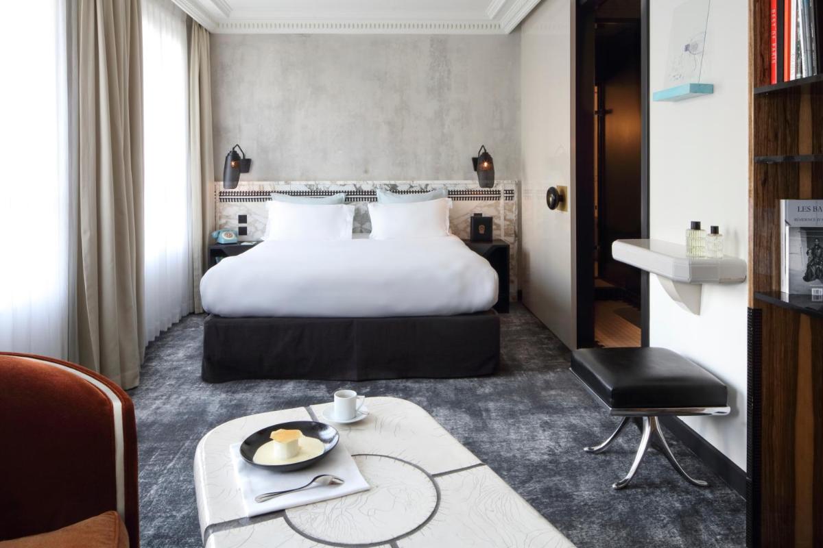 Un ou plusieurs lits dans un hébergement de l'établissement Hotel Les Bains Paris