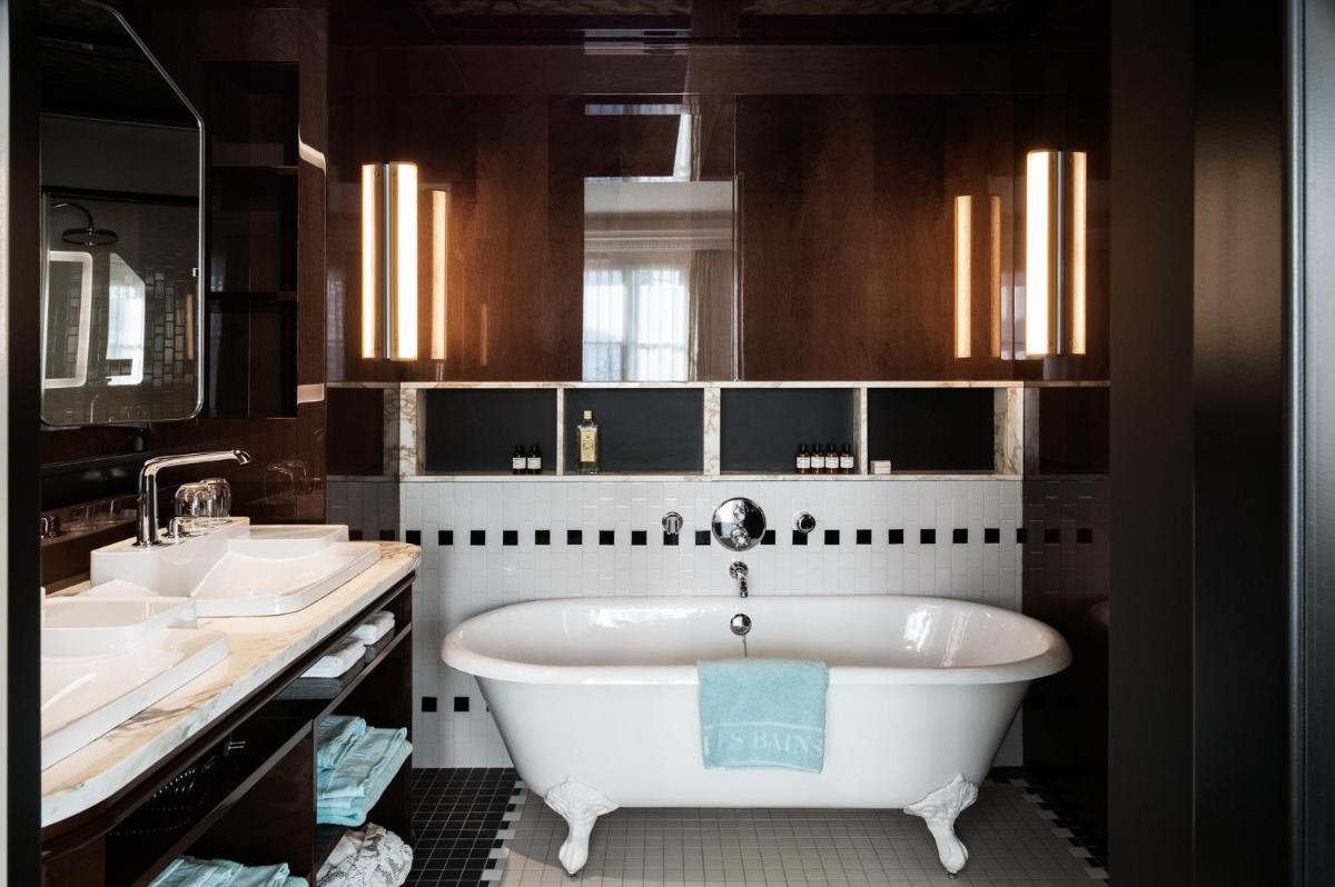 Salle de bains dans l'établissement Hotel Les Bains Paris