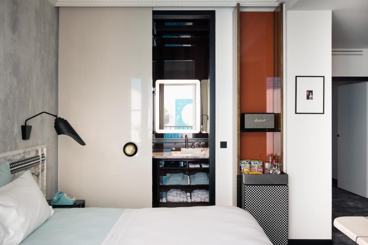 Un ou plusieurs lits dans un hébergement de l'établissement Hotel Les Bains Paris