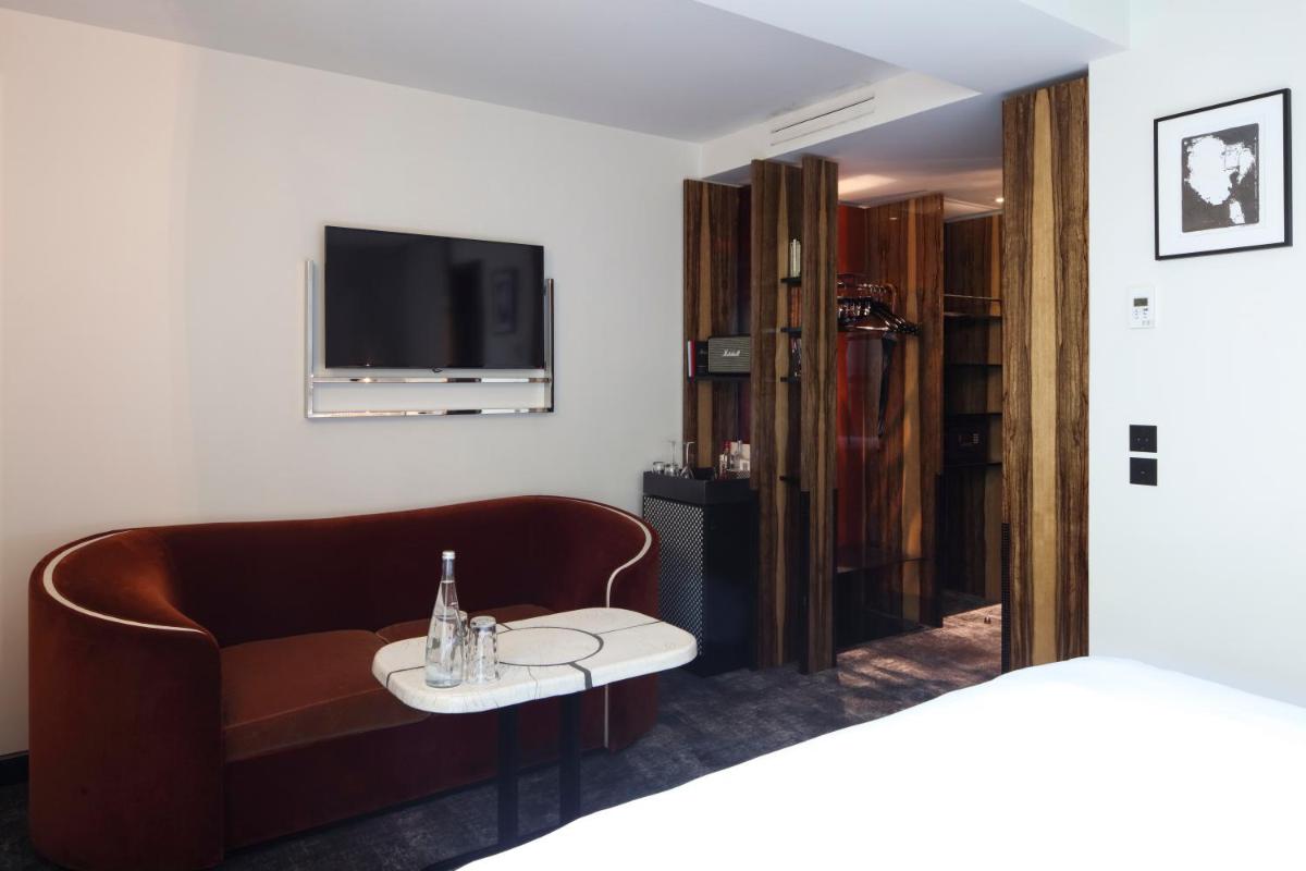 Télévision ou salle de divertissement dans l'établissement Hotel Les Bains Paris