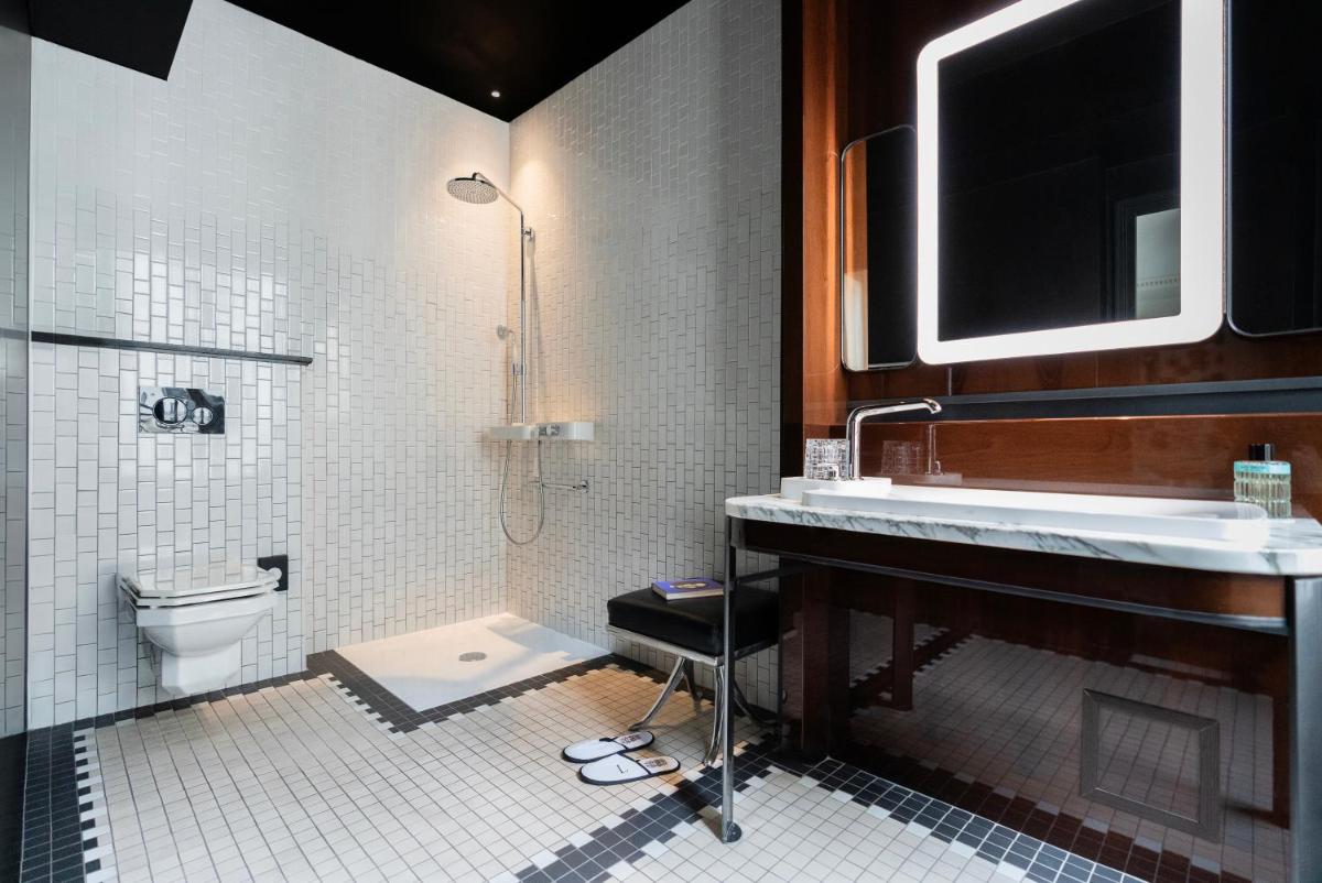 Salle de bains dans l'établissement Hotel Les Bains Paris
