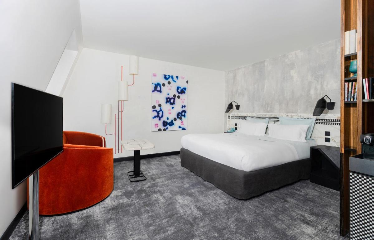 Télévision ou salle de divertissement dans l'établissement Hotel Les Bains Paris