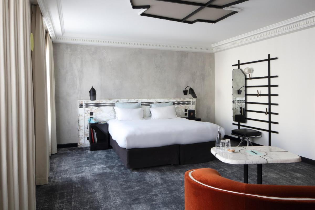 Un ou plusieurs lits dans un hébergement de l'établissement Hotel Les Bains Paris