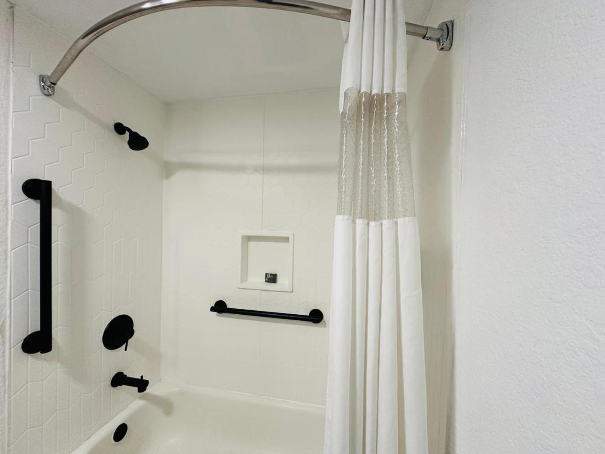 Ashbourne Hotel Canton Hall of Fame I-77 - Housity
