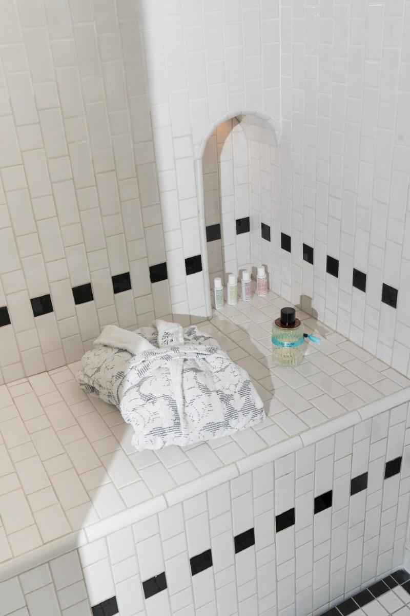 Un ou plusieurs lits dans un hébergement de l'établissement Hotel Les Bains Paris