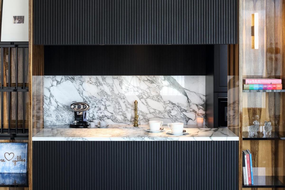 Cuisine ou kitchenette dans l'établissement Hotel Les Bains Paris