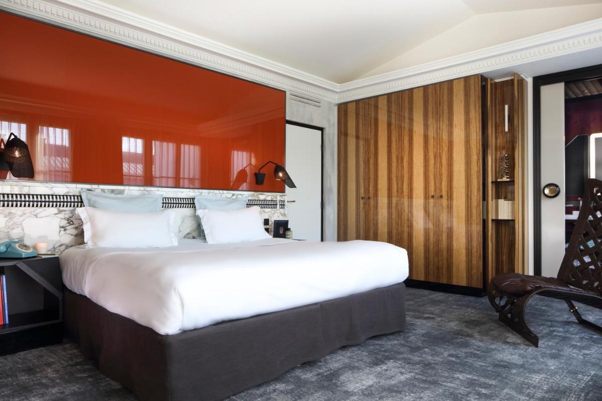 Un ou plusieurs lits dans un hébergement de l'établissement Hotel Les Bains Paris