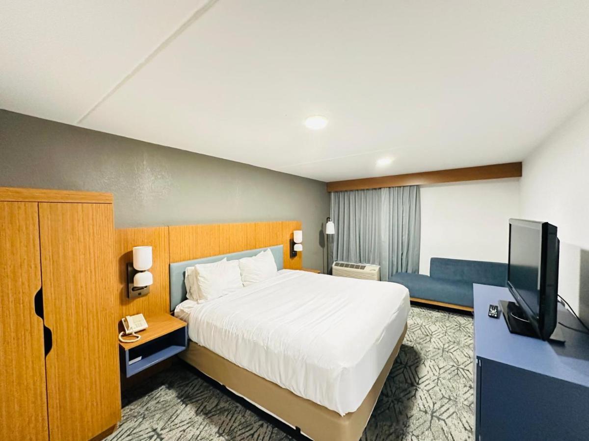 Ashbourne Hotel Canton Hall of Fame I-77 - Housity