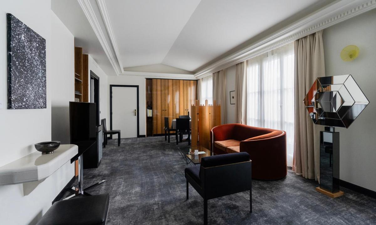 Télévision ou salle de divertissement dans l'établissement Hotel Les Bains Paris