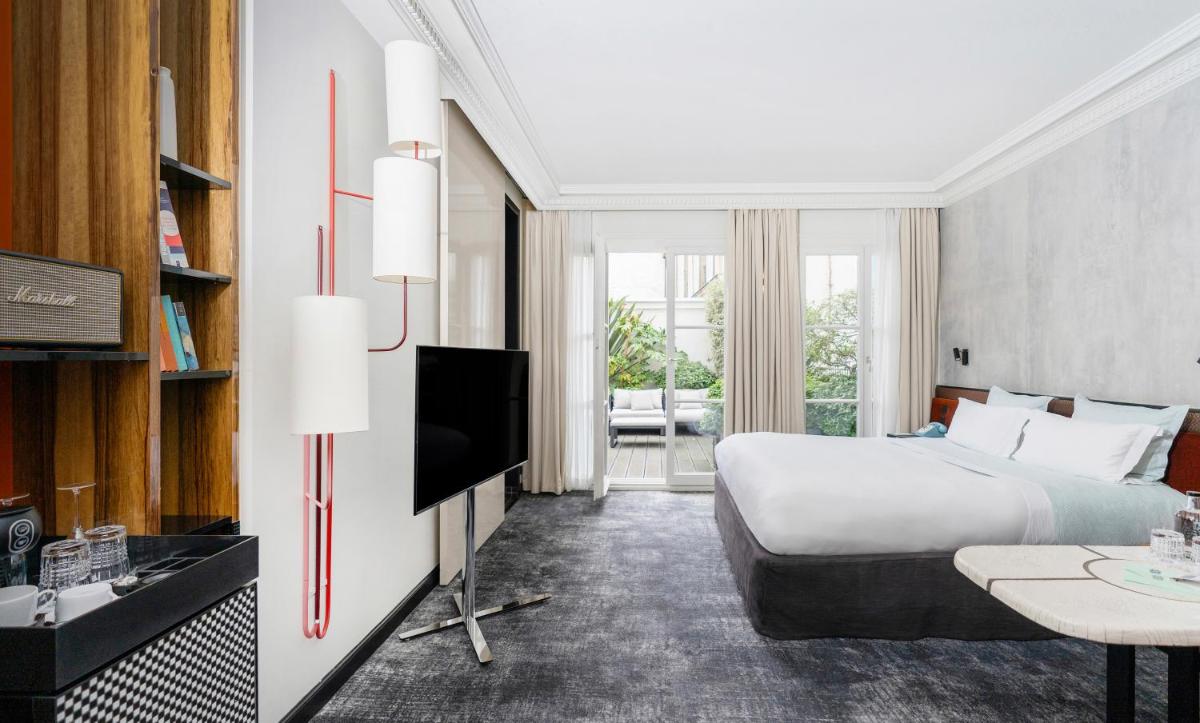 Télévision ou salle de divertissement dans l'établissement Hotel Les Bains Paris