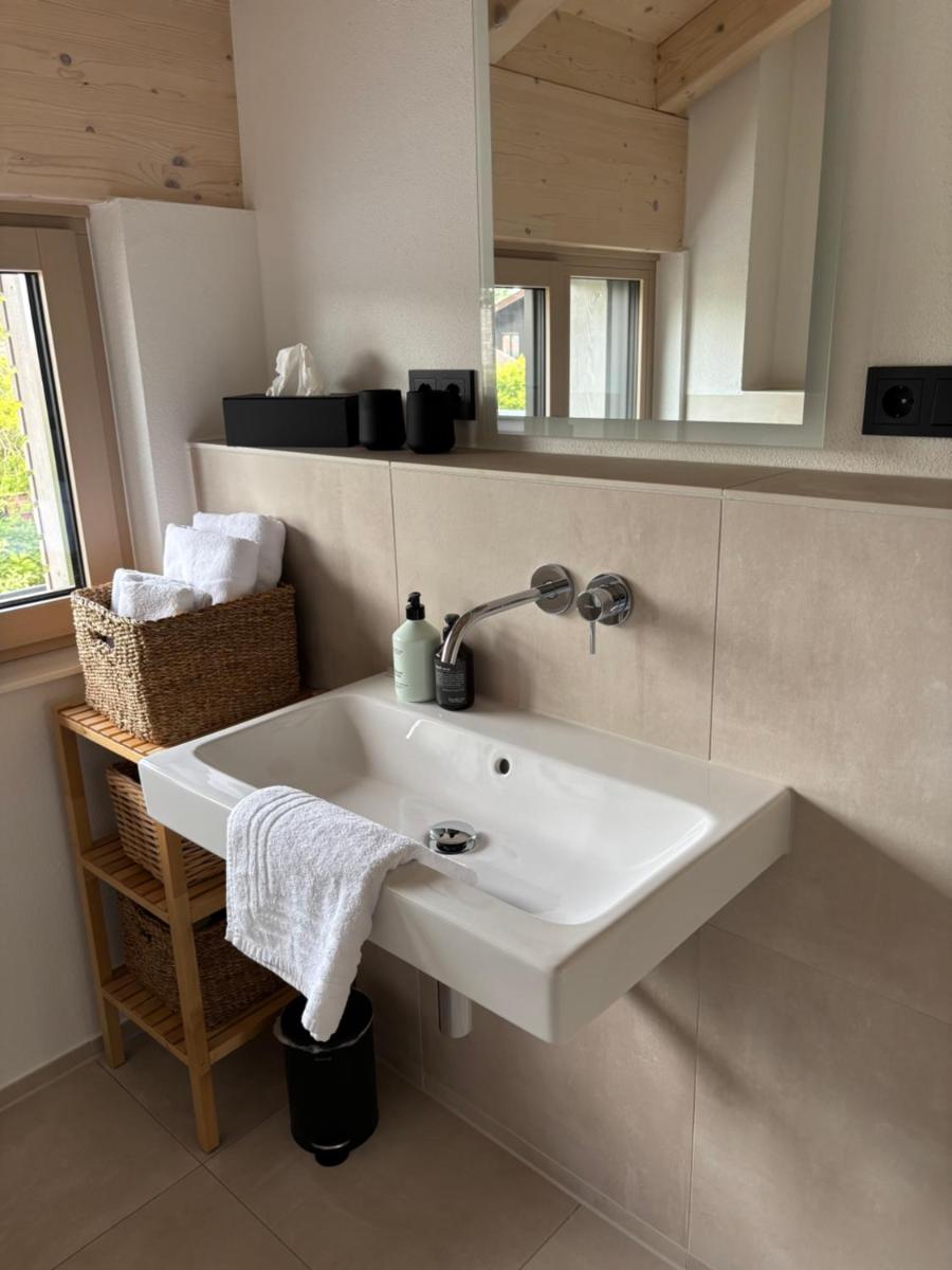 Berglinien am Chiemsee I Exklusive Ferienwohnung mit 3 Schlafzimmern, 2 Bädern und Alpenblick - Housity