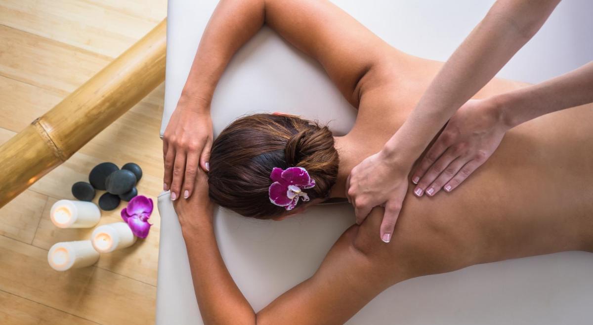 une femme se posant sur le sol en pose de yoga dans l'établissement Alliance Pornic Hôtel Thalasso & Spa, à Pornic