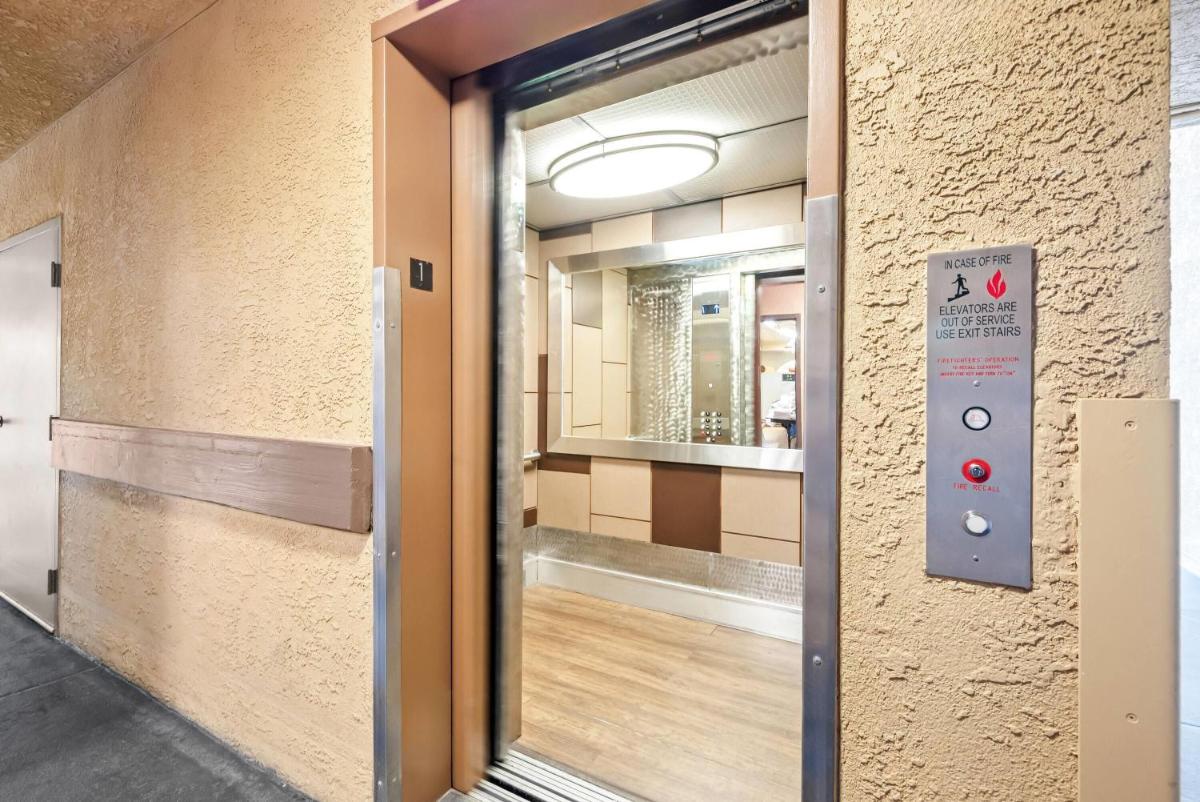 Howard Johnson by Wyndham Pasadena - Housity