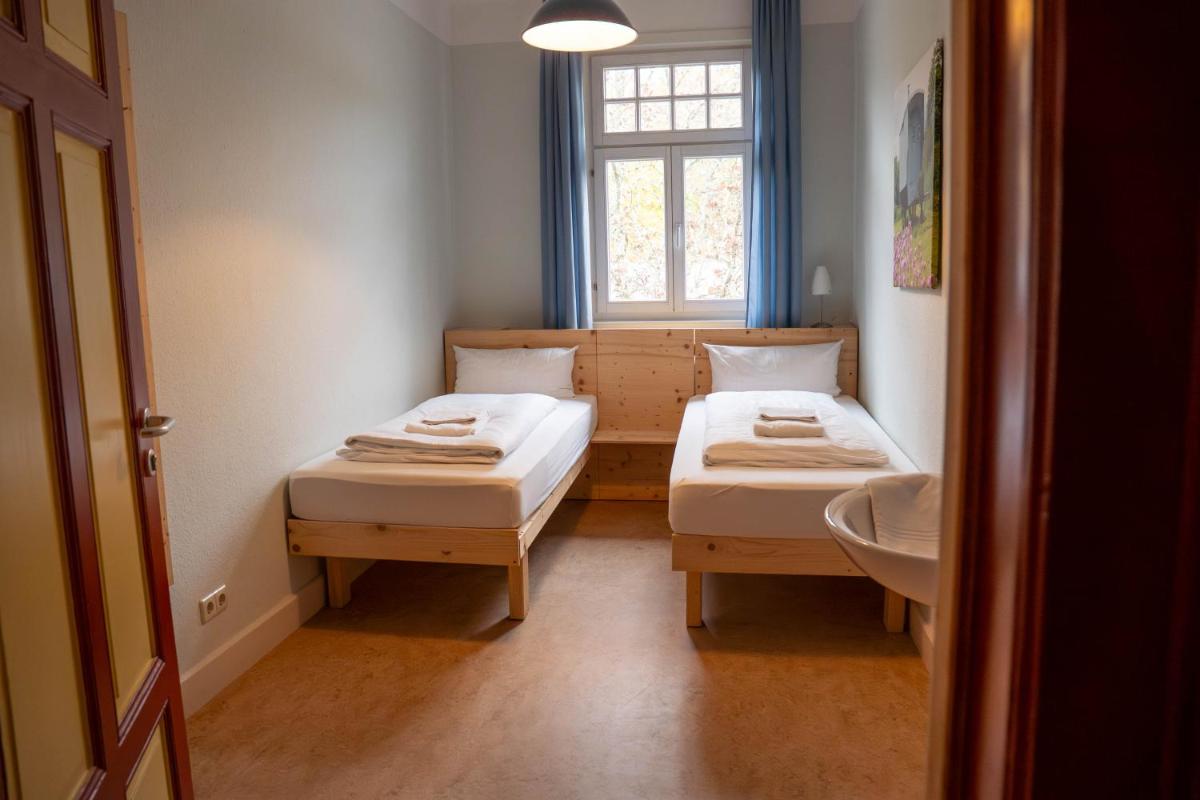 albgut GmbH - Übernachten im Kulturdenkmal Altes Lager in der ehemaligen Offiziersunterkunft SO1 - Housity