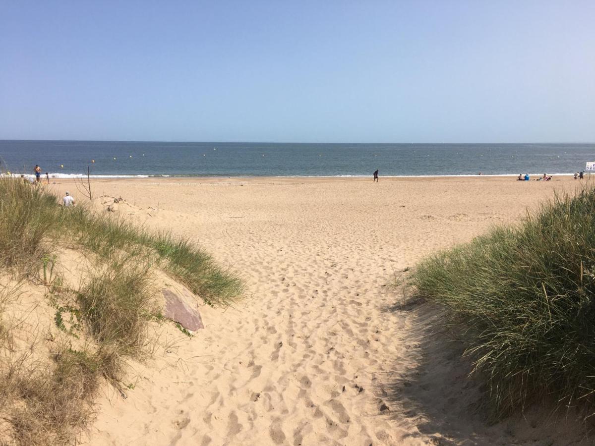 Studio Front de Mer avec Terrasse et Accès Direct Plage à Merville-Franceville - FR-1-487-329 - Housity