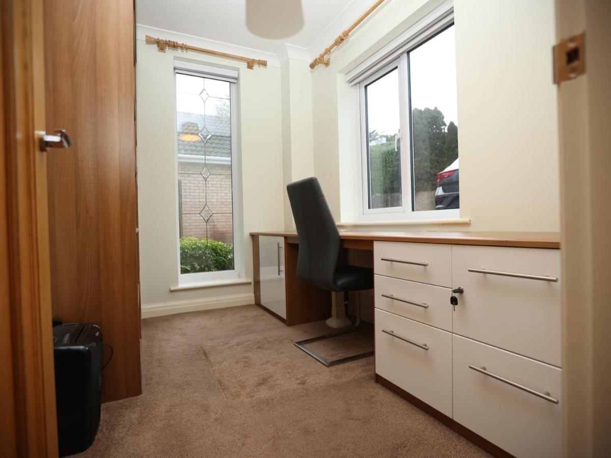 Spacious 5 Bedroom house in Wenvoe, Cardiff By N And N Stays, Perfect for Contractors, Corporate teams and Families Visiting the City, With Free Private Parking, Garden and WIFI - Housity