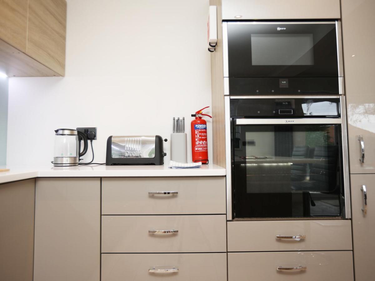 Spacious 5 Bedroom house in Wenvoe, Cardiff By N And N Stays, Perfect for Contractors, Corporate teams and Families Visiting the City, With Free Private Parking, Garden and WIFI - Housity