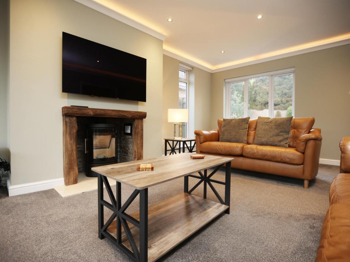 Spacious 5 Bedroom house in Wenvoe, Cardiff By N And N Stays, Perfect for Contractors, Corporate teams and Families Visiting the City, With Free Private Parking, Garden and WIFI - Housity