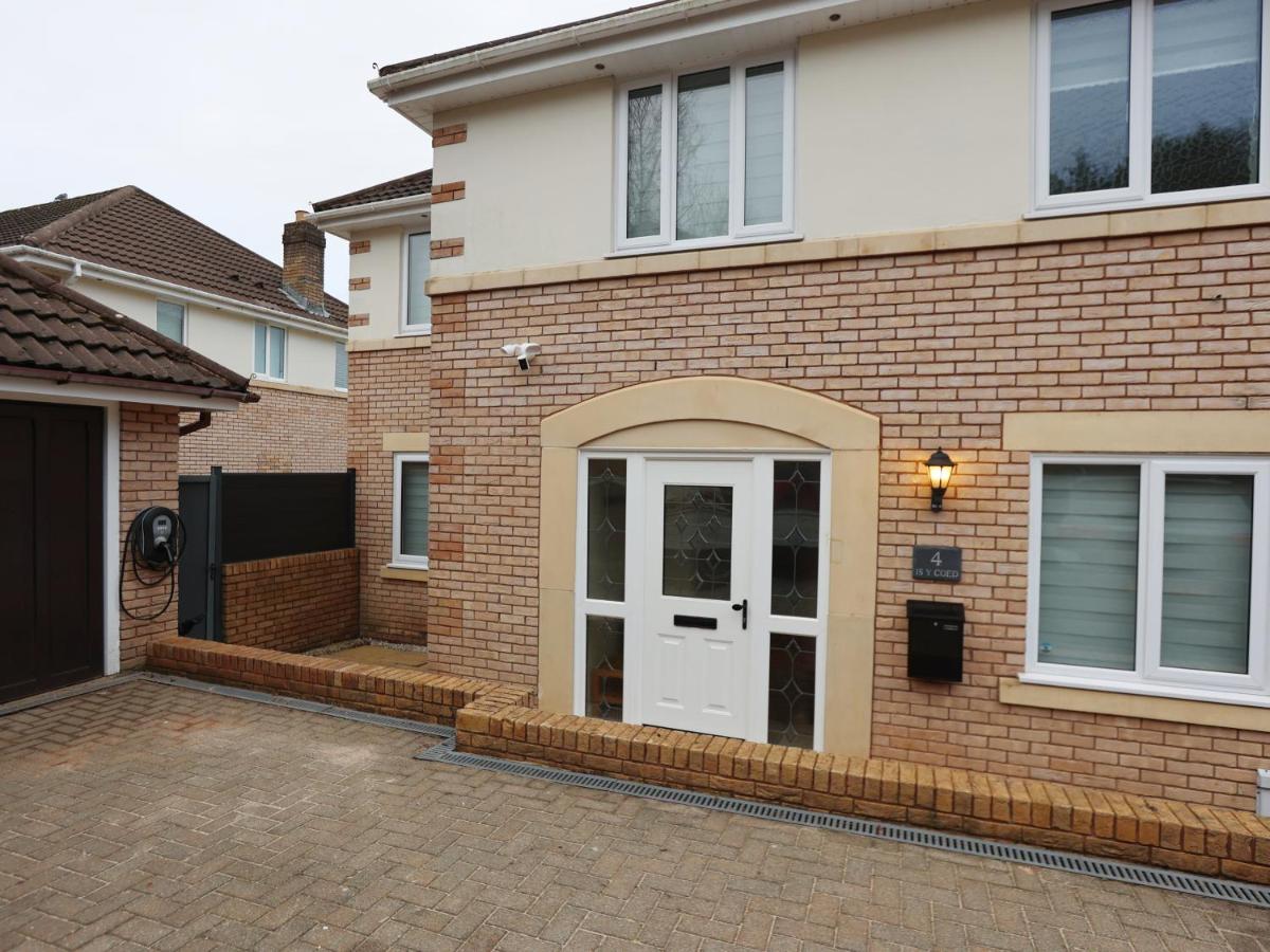 Spacious 5 Bedroom house in Wenvoe, Cardiff By N And N Stays, Perfect for Contractors, Corporate teams and Families Visiting the City, With Free Private Parking, Garden and WIFI - Housity