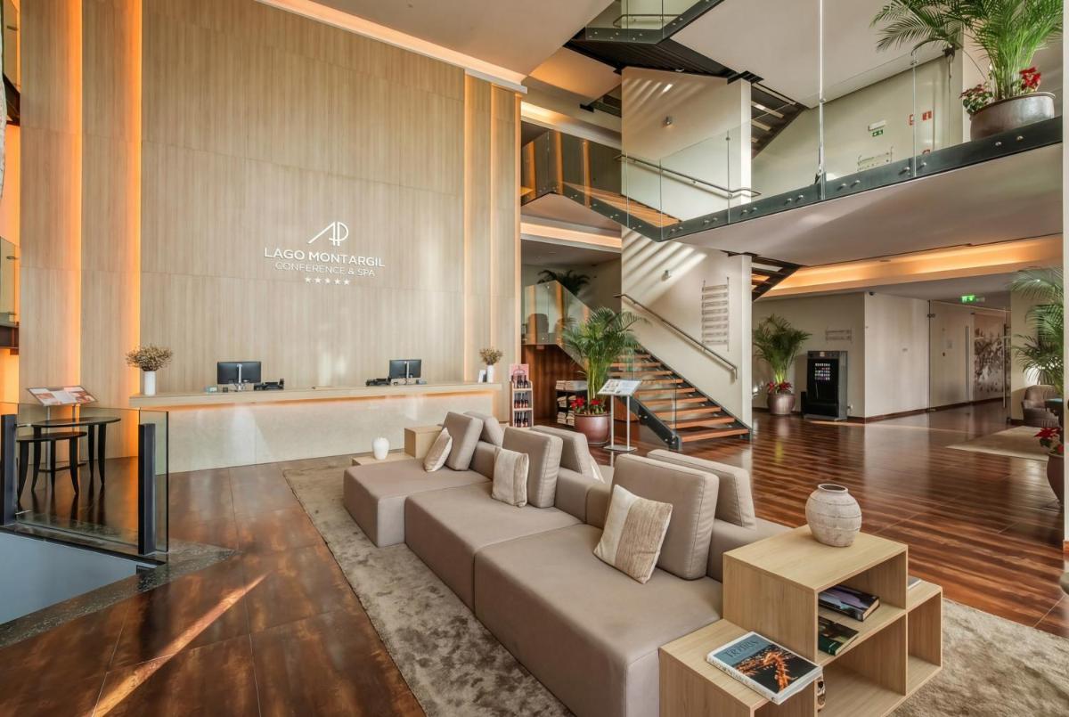 uma sala de estar com um sofá e uma mesa em AP Lago Montargil - Conference & SPA em Montargil