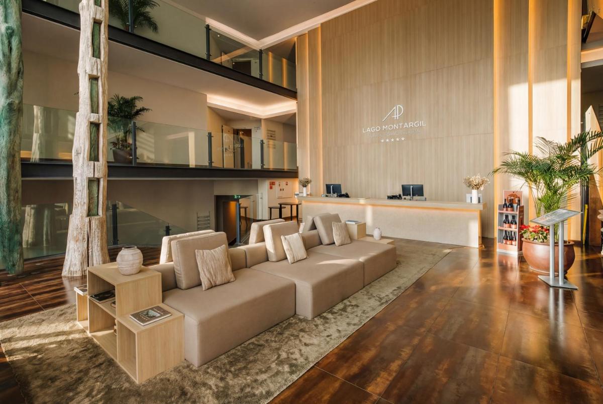 uma sala de estar com um sofá e uma mesa em AP Lago Montargil - Conference & SPA em Montargil