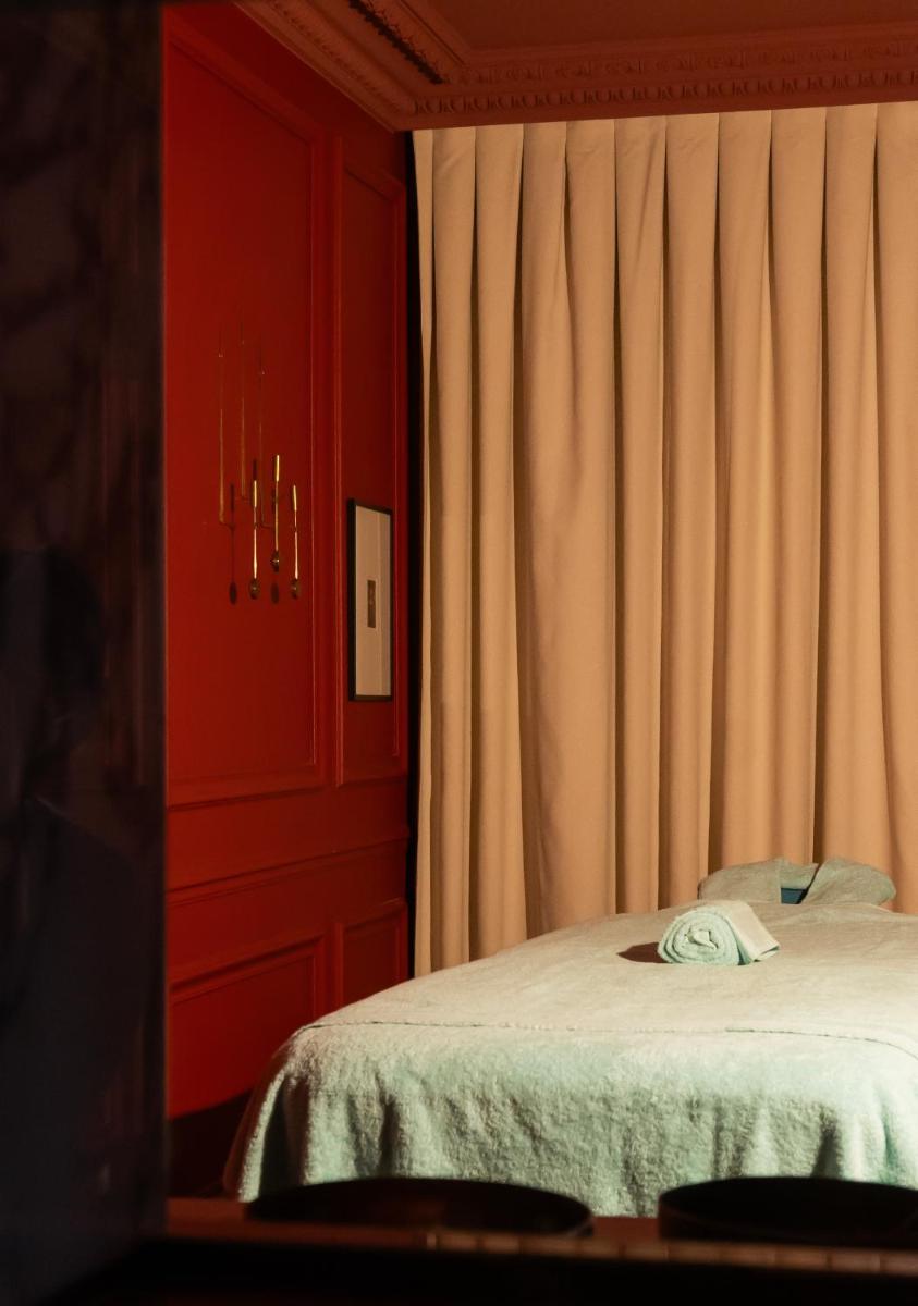 Un ou plusieurs lits dans un hébergement de l'établissement Hotel Les Bains Paris