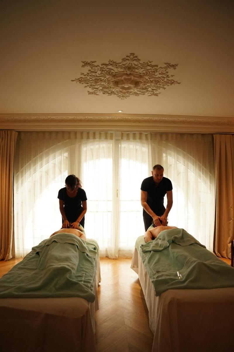 Clients de l'établissement Hotel Les Bains Paris