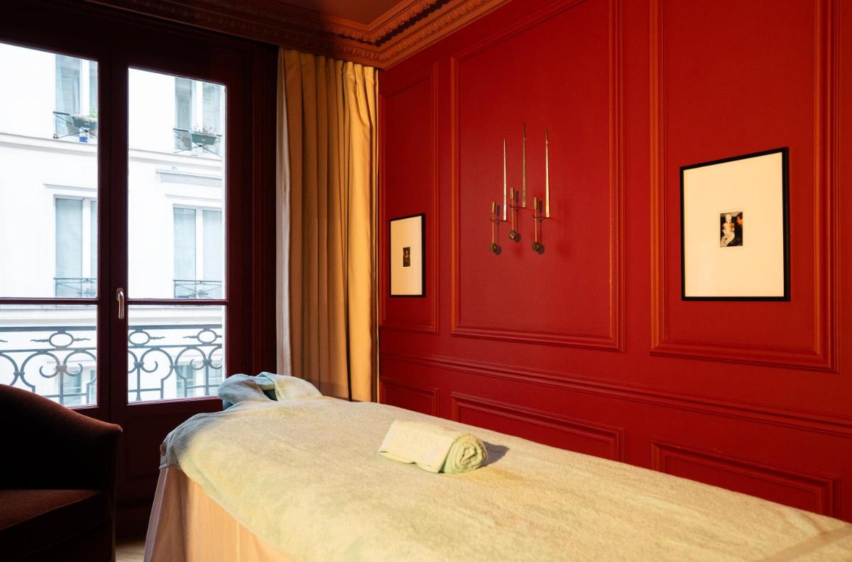 Un ou plusieurs lits dans un hébergement de l'établissement Hotel Les Bains Paris