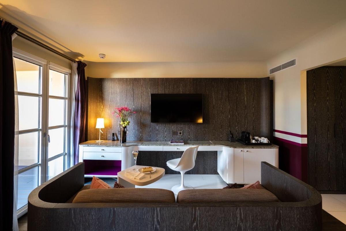 un salon avec un canapé et une table dans l'établissement Hôtel de Paris Saint-Tropez, à Saint-Tropez