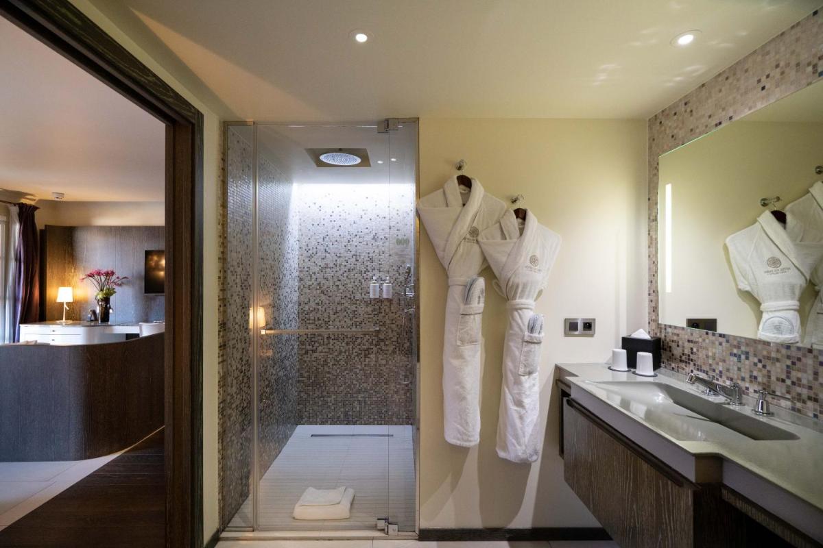 Salle de bains dans l'établissement Hôtel de Paris Saint-Tropez